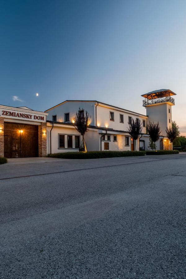 Penzionzemianskydvor Surovce Exterior foto